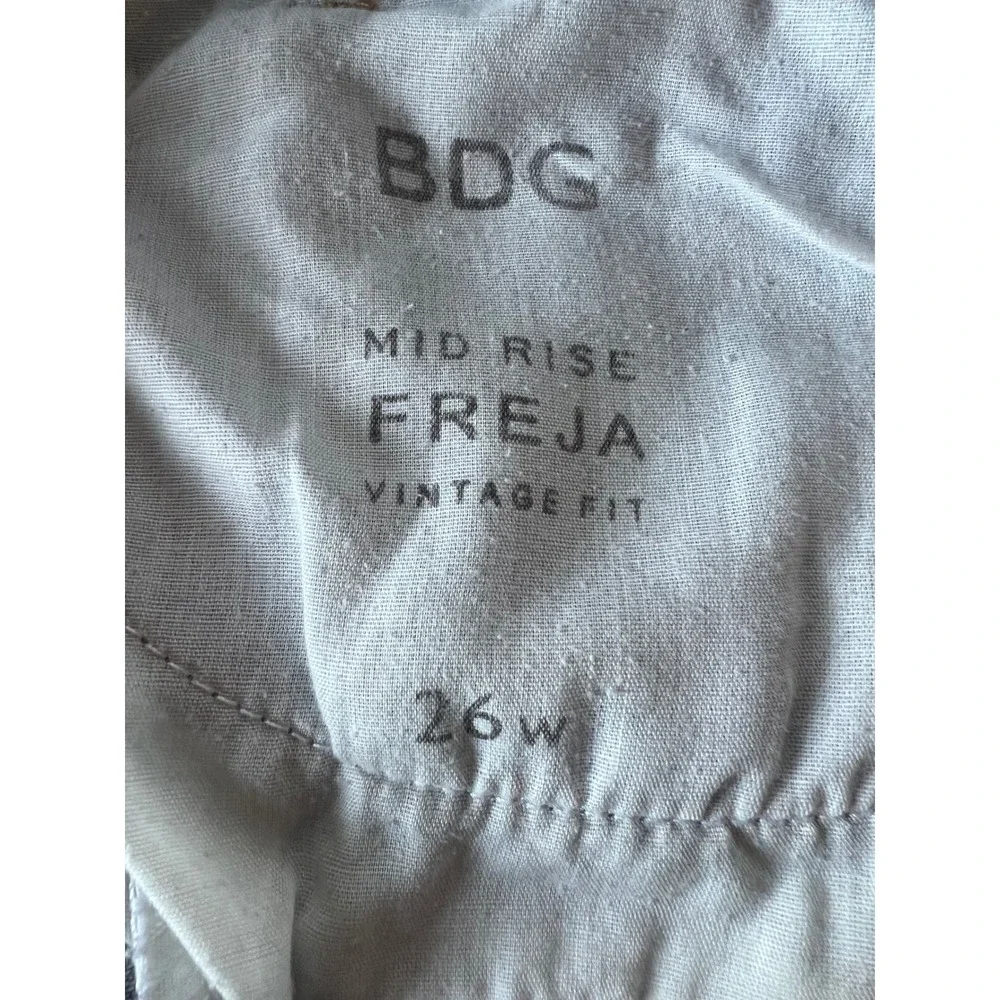 BDG Freja Mid Rise Vintage Fit Denim Shorts Raw Hem Size‎ 26